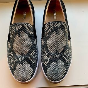 Vionic Demeter Slip on Sneaker 8 1/2